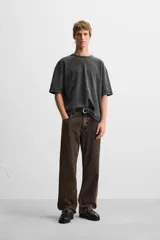Camiseta color gris verdoso de punto tejido en hilatura de algodón, con cuello redondo, manga corta, efecto lavado y acabados irregulares.