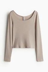 Top corto de punto de algodón color beige, de manga larga y escote barco.