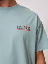 Remera de hombre color crudo con estampado en el frente y la espalda.