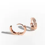 Aros de argolla en acero con acabado en oro rosa de 18k y cristales claros en el frente.