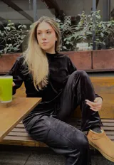 Pantalón de jogging negro de terciopelo con cintura media ajustable con cordón, bolsillos laterales tipo cargo y corte holgado.