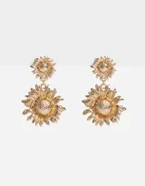 Aros colgantes largos dorados con forma de girasol.
