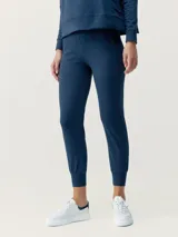 Pantalón deportivo largo estilo jogger color verde claro. De tacto suave con tejido Peach_T, cintura alta con goma elástica para ajustar. Bolsillos laterales y un pequeño bolsillo interno en la parte trasera de la cintura. Detalle de puño en el tobillo.
