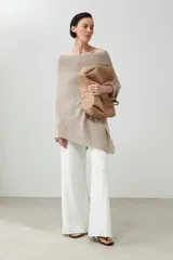 Capa tejida color tostado con diseño irregular y cuello bote.