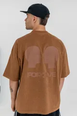 Remera color marrón con efecto gastado, corte holgado, mangas cortas y estampado en la espalda con dos rostros enfrentados y la palabra "Forgive".
