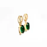 Par de aros colgantes dorados con pasante y frufru. Con detalle circular calado con strass y colgante de cristal verde esmeralda.