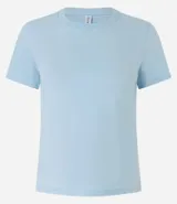 Remera celeste de media malla con cuello redondo y mangas cortas.