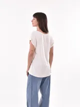 Remera rosa de corte recto, con cuello en V y mangas cortas con dobladillo.