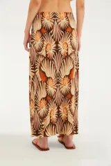 Falda midi plisada con estampado de conchas en tonos marrón, naranja y beige, de corte fluido y cintura alta.