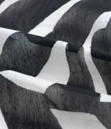 Pareo rectangular de chiffon con estampado de follaje bicolor y borlas en las puntas. Incluye bolsa de guardado.