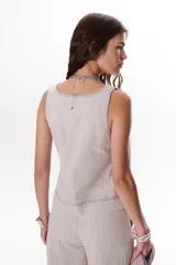 Musculosa color beige con escote cuadrado y costuras a contratono.