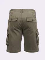 Bermuda cargo color verde militar, con dos bolsillos laterales, dos traseros y dos con solapa en las piernas. Aplique de badana.