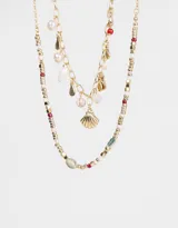Set de dos collares cortos dorados, uno con cadena de eslabones y dijes de perlas, gotas y concha marina, y otro con mostacillas de colores.