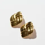 Par de aros cuadrados dorados con diseño tejido.