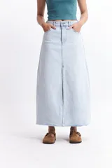 Falda midi de denim celeste, de tiro alto y corte recto, con tajo frontal y ruedo desflecado.
