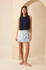 Chaleco de punto color crudo con diseño calado de corazones, sin mangas y con botones joya.