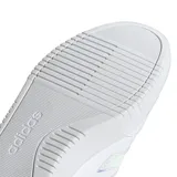 Championes urbanos Adidas Courtblock Bold, color blanco con detalles iridiscentes en las tres tiras laterales.