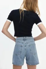 Short de jean de tiro alto con estampado de rayas verticales blancas y azules.