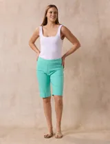 Bermuda color beige en gabardina elastizada, con pretina ancha elastizada, bolsillos simulados en la parte delantera y bolsillos aplicados en la parte trasera.