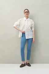 Jean chupín de tiro alto color azul oscuro, con bolsillos delanteros y traseros, confeccionado en denim con textura suave y leve elasticidad que se adapta al cuerpo.