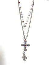 Collar plateado de doble cadena, una con cuentas de colores y otra de eslabones, con dije de cruz grande con incrustaciones de strass y piedras de colores, y una cruz más pequeña colgando debajo.