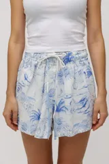 Short casual de lino color blanco con estampado de motivos playeros en azul.