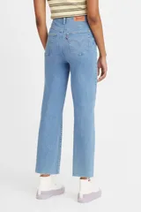 Pantalón de jean celeste claro, de corte recto, tiro alto y largo al tobillo. Presenta roturas en las rodillas y terminación desflecada.