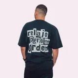 Remerón negro de manga corta y corte holgado, con estampado en la espalda con tipografía estilo recorte de periódico que dice "relajo pero con orden".