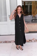 Camisola azul sin mangas con cuello camisero y abotonadura frontal.