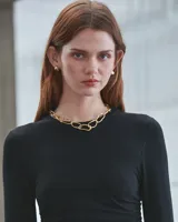 Collar plateado con eslabones grandes de metal con forma irregular.