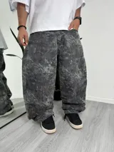 Pantalón baggy gris con efecto tie-dye.