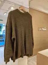 Sweater tejido color blanco, de manga larga con puño.