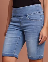 Bermuda de jean color celeste, con cintura elastizada y ruedo doblado.