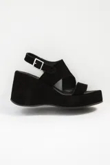 Sandalias negras de plataforma con dos tiras anchas sobre el empeine y hebilla lateral.