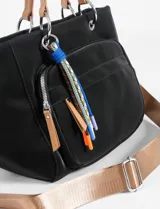 Cartera de cuero vegano color negro con bolsillo frontal y asas alfombradas.