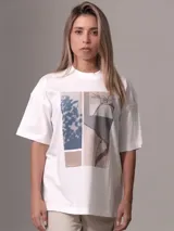 Remera blanca de algodón con corte relaxed, cuello redondo y mangas cortas. Estampado frontal con diseño de collage floral y logo de Calvin Klein Jeans.