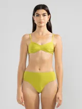 Conjunto de bikini color verde lima, con corpiño de triángulo con tirantes finos y bombacha de tiro alto.