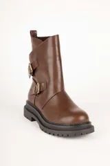 Bota de símil cuero negro con recorte asimétrico, hebillas metálicas y cierre lateral.
