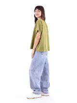 Blusa color verde oliva con escote en V y mangas cortas.