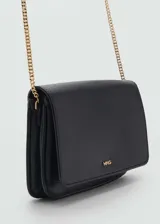 Bolso bandolera color beige con efecto piel y cadena metálica dorada. Presenta logo en relieve, doble compartimento interior, asa bandolera y cierre de solapa con botón magnético.