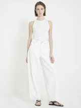 Pantalón blanco de gabardina, corte recto, tiro alto, estilo jean, con cierre, botón, pasacintos y bolsillos delanteros y traseros.