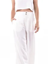 Pantalón ancho de tiro alto, color negro, con pliegues frontales y botones decorativos en la cintura.