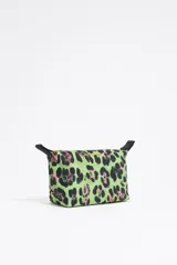 Neceser pequeño de nylon con estampado animal print en tonos verde, negro y rosa. Tiene estructura blanda, tirador de piel, logo metálico y cierre con cremallera.
