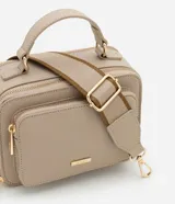 Bolso bandolera negro con correa de mano fija y asa larga ajustable desmontable. Cuenta con bolsillo delantero y cierre por cremallera.