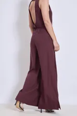 Pantalón ancho de tiro alto color vino, con pliegues frontales y bolsillos laterales.