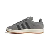 Championes Adidas Campus 00s de hombre, color gris con las tres tiras laterales en negro. Suela color crema y base marrón. Confeccionados en gamuza.