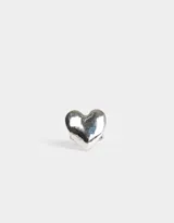 Anillo plateado de metal con forma de corazón inflado.