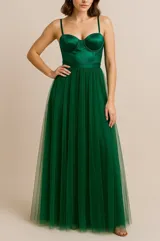 Vestido largo de fiesta color verde esmeralda, con corpiño estructurado de satén, breteles finos y falda de tul plisado.