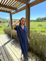 Vestido largo azul marino de lino italiano, con escote en V, mangas cortas y bolsillos laterales.