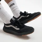 Championes Vans Ultrarange VR3 color negro con detalles en blanco. Capellada de tejido de una sola pieza con 50% de algodón orgánico, 36% de PET reciclado y 14% de nailon reciclado. Entresuela VR3Cush™ con 50% de espuma EVA biobasada y suela VR3Waffle™ de caucho natural regenerativo.